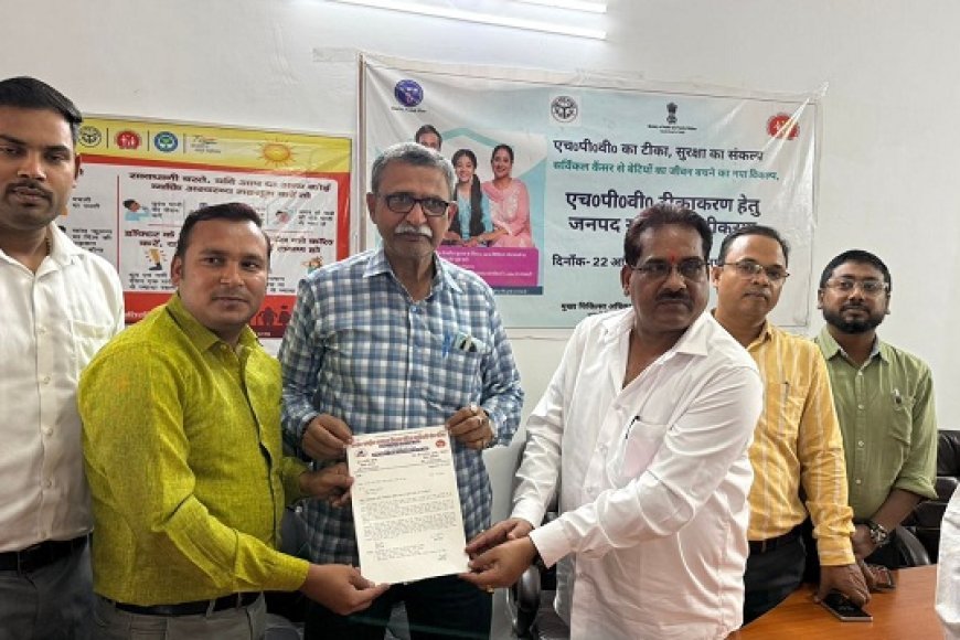 Hardoi: राष्ट्रीय स्वास्थ्य मिशन संविदा कर्मचारी संघ संबद्ध भारतीय मजदूर संघ ने सीएमओ को सौंपा ज्ञापन। 