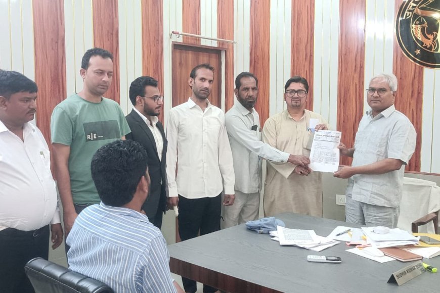 Sambhal : पुरुष आयोग और पुलिस शिकायत आयोग की मांग को लेकर आजाद अधिकार सेना का प्रदर्शन, राष्ट्रपति को भेजा ज्ञापन