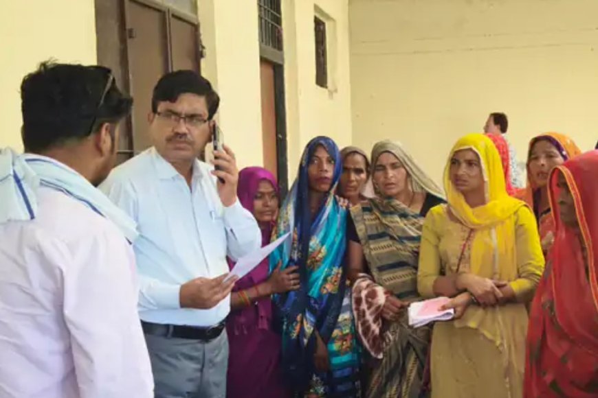 Hathras: स्वीकृत नाली निर्माण पर अवैध कब्जा रूकवाने की एसडीएम से शिकायत। 
