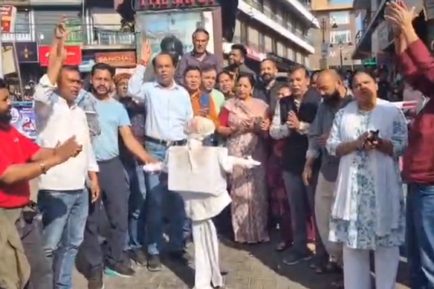 Mussoorie: राहुल गांधी की टिप्पणी पर मसूरी में भाजपा का प्रदर्शन, फूंका पुतला।