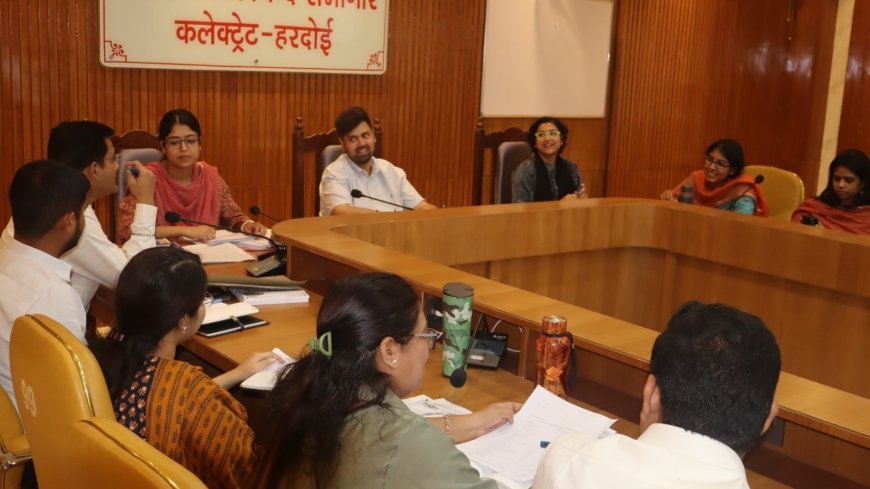 Hardoi : सीएम डैशबोर्ड की समीक्षा, जिलाधिकारी ने राजस्व वसूली और विकास कार्यों में तेजी लाने के दिए निर्देश