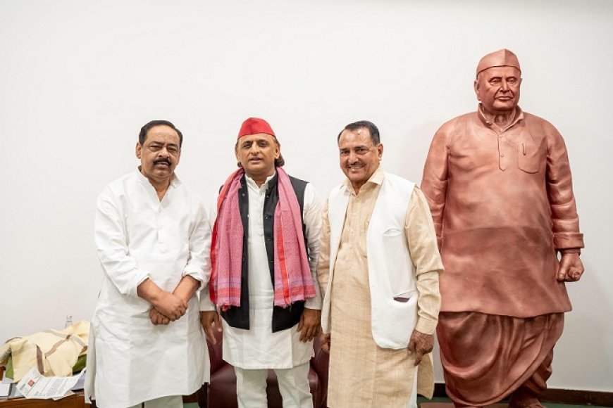 लखनऊ में सपा शक्ति प्रदर्शन: हाजी फ़ज़लुर्रहमान की अखिलेश यादव से मुलाक़ात, 2027 की रणनीति पर मंथन। 