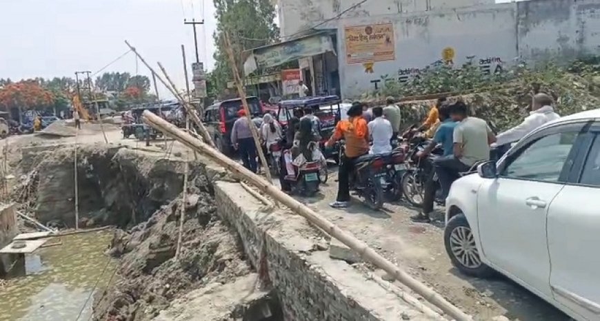 Bajpur: बरसात से पहले पुल का निर्माण नहीं हुआ तो लोगो को बाढ़ का सामना करना पड़ेगा। 