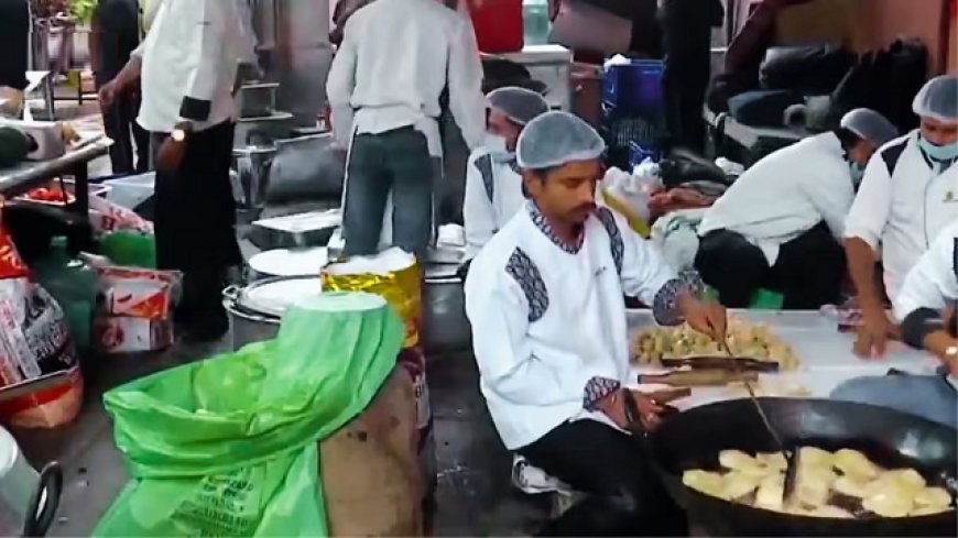 दिल्ली भाजपा मुख्यालय में विजय उत्सव की तैयारी: रुझानों में बढ़त देख कढ़ाइयों में छनने लगी पूरियां और बनने लगीं मिठाइयां।