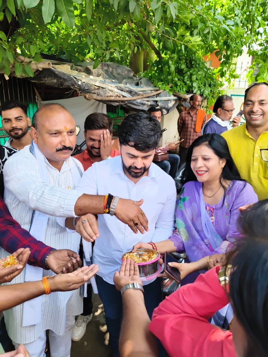 Hardoi: पश्चिम बंगाल में भाजपा की जीत पर हरदोई में जश्न, कार्यकर्ताओं ने झालमुड़ी खिलाकर मनाई खुशी। 