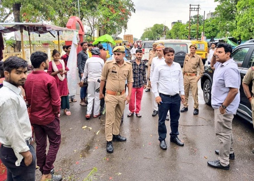 Sitapur: भारी बारिश के बीच डीएम ने किया काशीराम कॉलोनी का निरीक्षण, जल निकासी, बिजली व्यवस्था और गिरे पेड़ों को हटाने के दिए निर्देश।