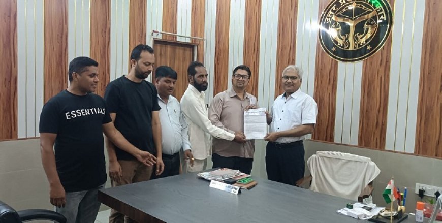 Sambhal: गैस संकट पर आज़ाद अधिकार सेना का हल्लाबोल: खिजर गौस के नेतृत्व में राष्ट्रपति को भेजा ज्ञापन, सरकार की नीतियों को बताया 'जनविरोधी'।