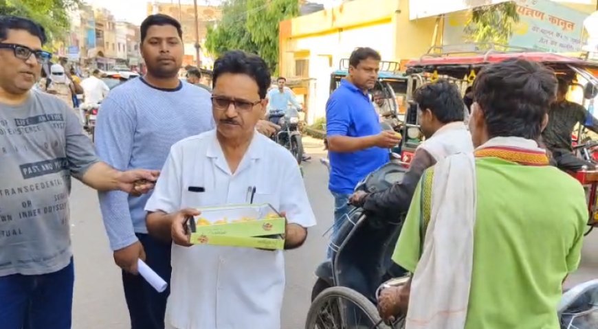 Sambhal: स्मार्ट मीटर पर सरकार का यू-टर्न: डॉ. नाजिम ने मिठाई बांटकर मनाई खुशी। 