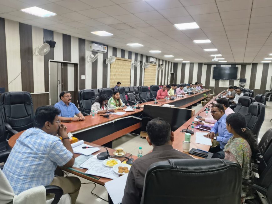 Sitapur: गेहूं खरीद में ढिलाई पर डीएम सख्त: लक्ष्य से पीछे एजेंसियों पर नाराजगी, 48 घंटे में भुगतान के निर्देश।