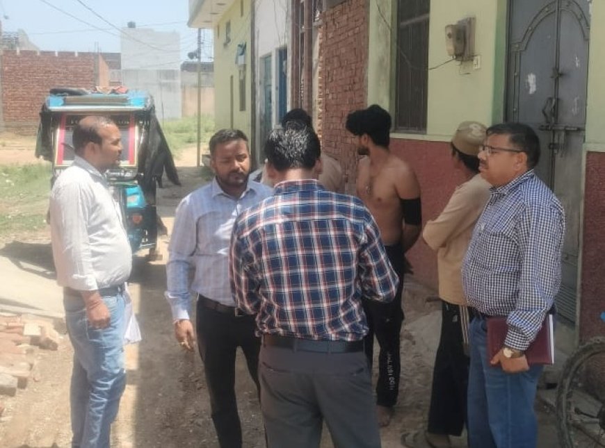 Deoband: विजिलेंस टीम की कार्रवाई, सीढ़ी लगाकर पकड़ी बिजली चोरी। 