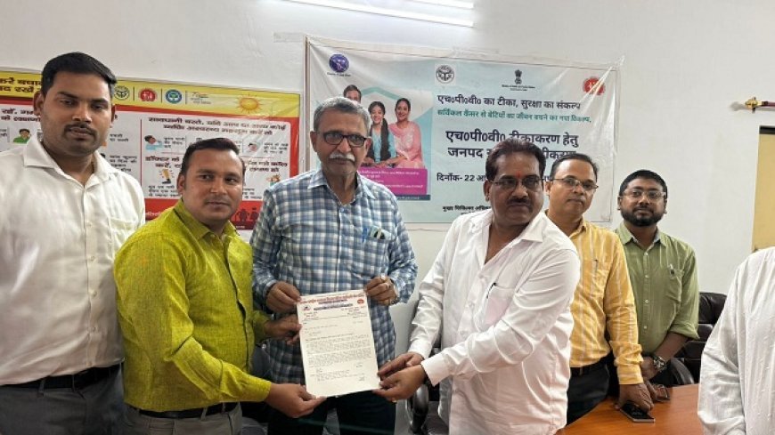 Hardoi: राष्ट्रीय स्वास्थ्य मिशन संविदा कर्मचारी संघ संबद्ध भारतीय मजदूर संघ ने सीएमओ को सौंपा ज्ञापन। 