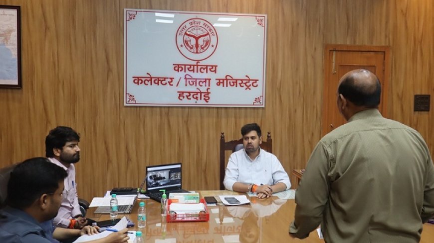 Hardoi: जिलाधिकारी ने जनसुनवाई में सुनीं 56 शिकायतें, त्वरित निस्तारण के दिए निर्देश।
