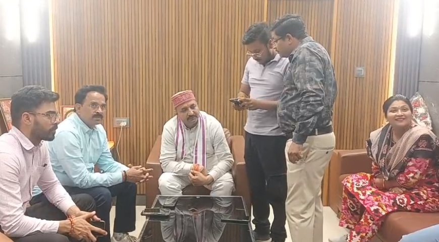 Sambhal: स्व-जनगणना अभियान की जोरदार शुरुआत, भाजपा जिलाध्यक्ष ने खुद भरा फॉर्म, लोगों से की अपील।
