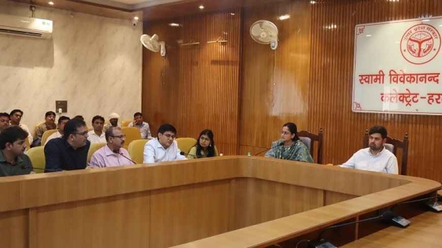 Hardoi: मनरेगा और 15वें वित्त आयोग के कार्यों की समीक्षा बैठक सम्पन्न, डीएम अनुनय झा ने अधिकारियों को दिए सख्त निर्देश। 