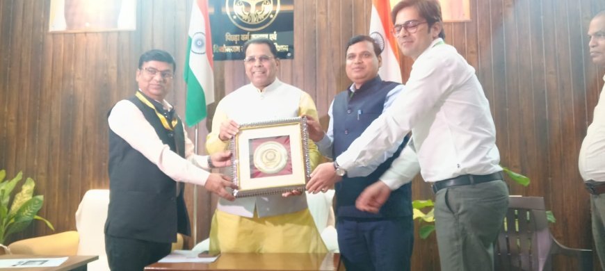 Lucknow : जनगणना विकास के लिए जरूरी, मंत्री नरेन्द्र कश्यप ने खुद को पंजीकृत कर नागरिकों से की सहयोग की अपील