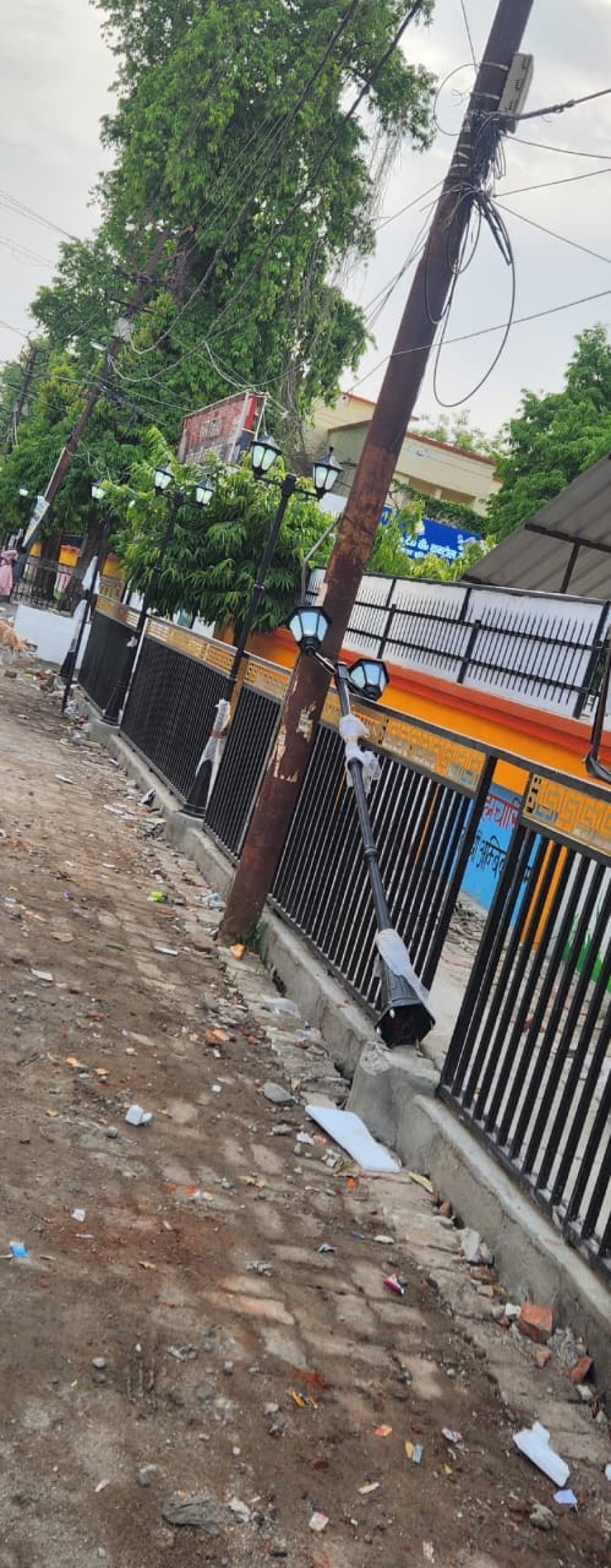 Sitapur : सुंदरीकरण की गुणवत्ता पर उठे सवाल, कलेक्ट्रेट और एसपी ऑफिस के पास टेढ़े हुए पोल