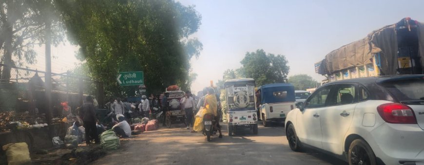 Sitapur : इटौंजा टोल प्लाजा पर अवैध मंडी से लग रहा जाम, रालोद नेता ने जिलाधिकारी से की कार्रवाई की मांग