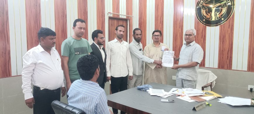 Sambhal : पुरुष आयोग और पुलिस शिकायत आयोग की मांग को लेकर आजाद अधिकार सेना का प्रदर्शन, राष्ट्रपति को भेजा ज्ञापन