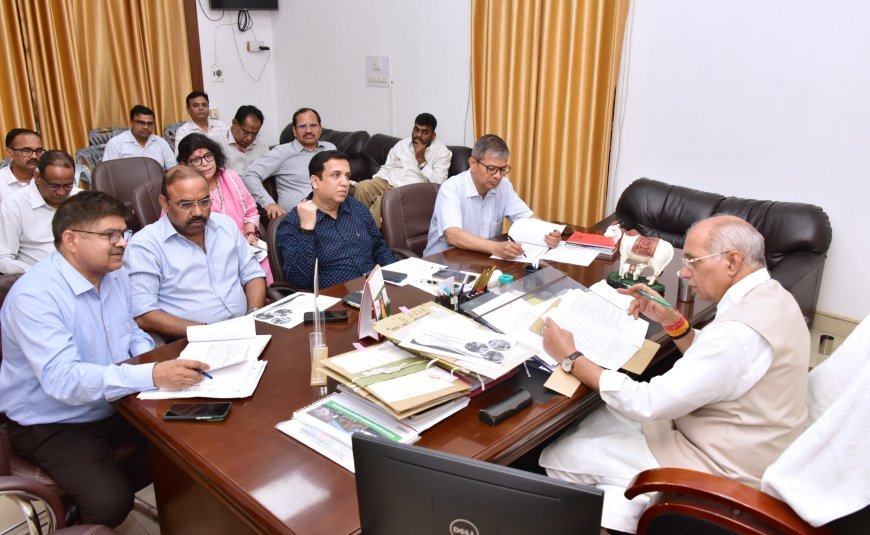 Lucknow : गौशालाओं में पशु आहार की कमी न हो, लक्ष्य पूरा न करने वाले अधिकारियों पर होगी कार्रवाई