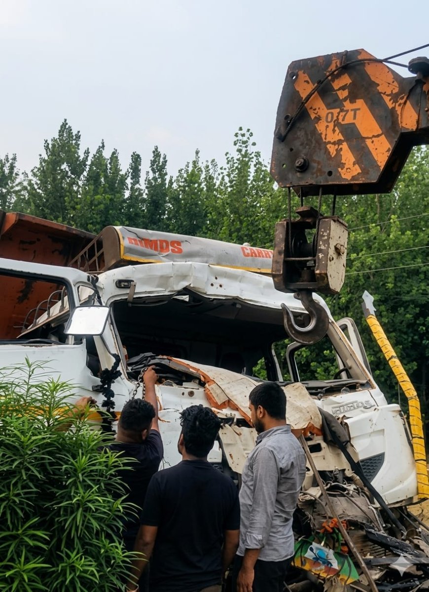 Bajpur : डंपर और अज्ञात वाहन की टक्कर, हादसे में चालक की जान गई और सहायक घायल