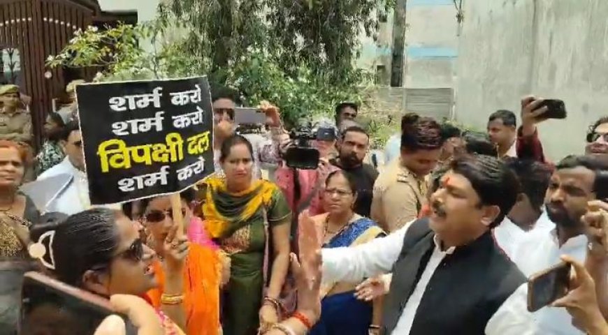 Sitapur : महिला आरक्षण बिल पर बढ़ा सियासी पारा- भाजपा कार्यकर्ताओं का प्रदर्शन और सपा सांसद से पुलिस की बहस