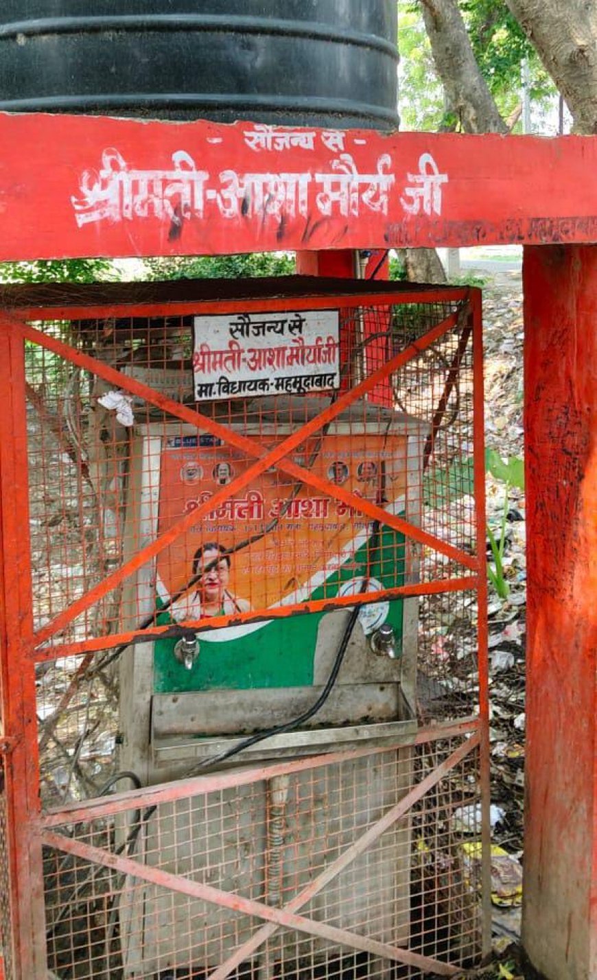 Sitapur : महमूदाबाद के चुनका चौराहे पर खराब पड़ा वाटर कूलर बढ़ा रहा राहगीरों की मुसीबत