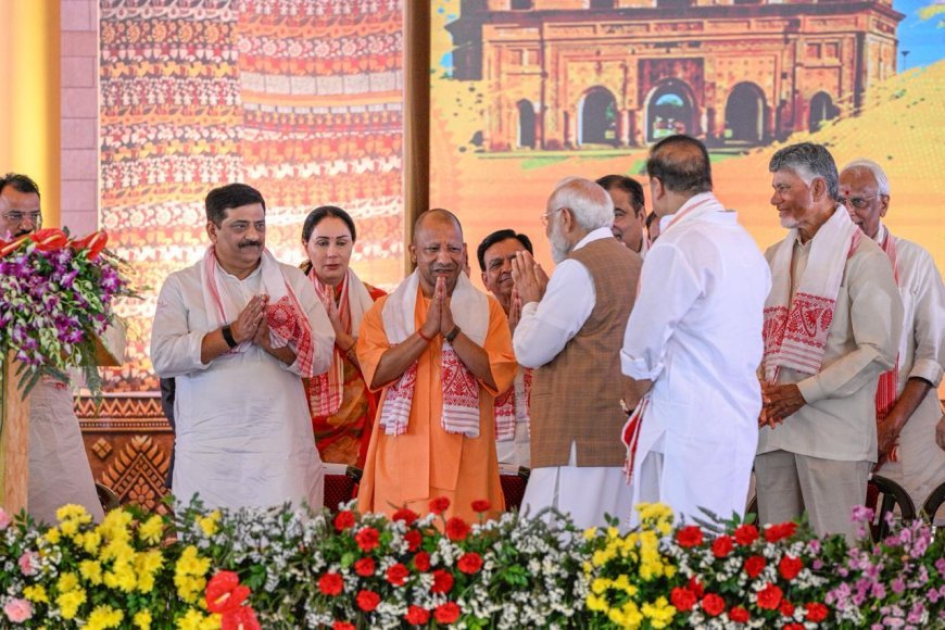 Lucknow : असम सरकार के शपथ ग्रहण समारोह में शामिल हुए उत्तर प्रदेश के मुख्यमंत्री, हिमंता बिस्वा सरमा को दी बधाई