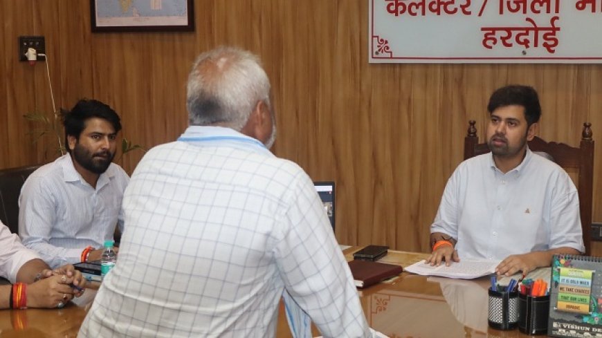Hardoi: जनसुनवाई में डीएम अनुनय झा सख्त, 100 शिकायतों के त्वरित निस्तारण के दिए निर्देश। 