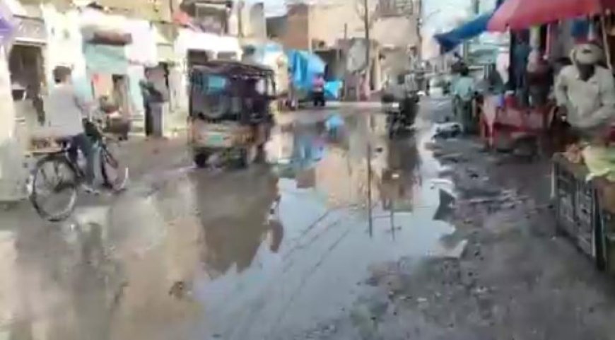 Sitapur : हल्की बारिश ने नगर पालिका की खराब व्यवस्था उजागर कर दी