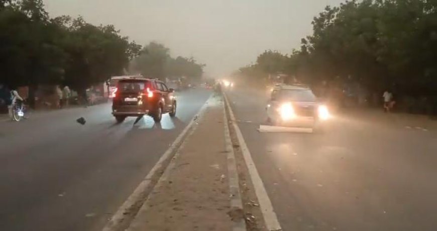 Sitapur : अचानक बदला मौसम, तेज आंधी और बारिश से गर्मी से मिली राहत