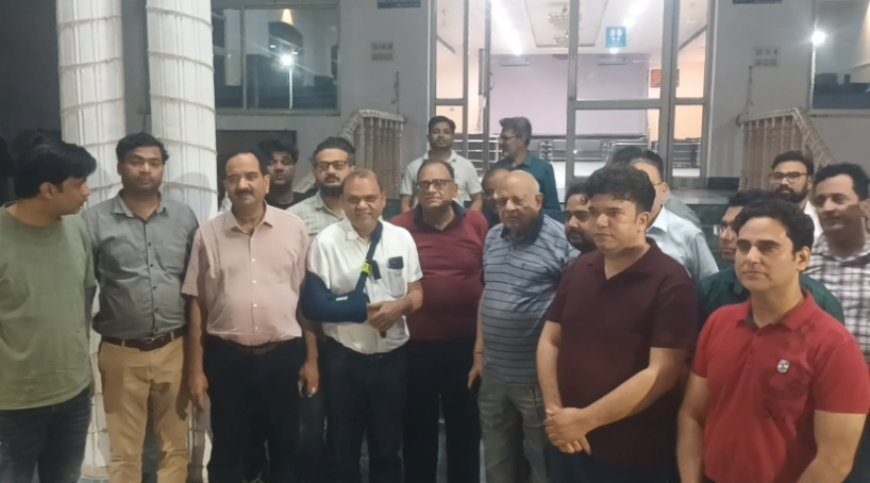 Sambhal: कोतवाली से अस्पताल तक हंगामा: डॉक्टर ने लगाए धमकी और अभद्रता के आरोप, बोले- झूठे केस में फंसाने व ट्रक चढ़ाने की दी धमकी।