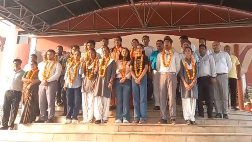 Ballia: लोगों को न्याय दिलाने की इच्छा रखने वाली अंजू सिंह ने 94% अंक प्राप्त कर स्कूल में पहला स्थान हासिल किया।
