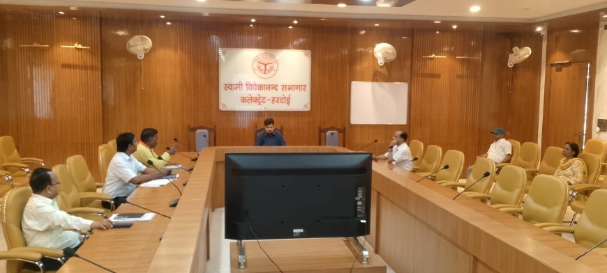 हरदोई में पर्यटन परियोजनाओं की समीक्षा: डीएम अनुनय झा ने मंदिरों के निर्माण कार्य समय से पूरा करने के दिए निर्देश। 
