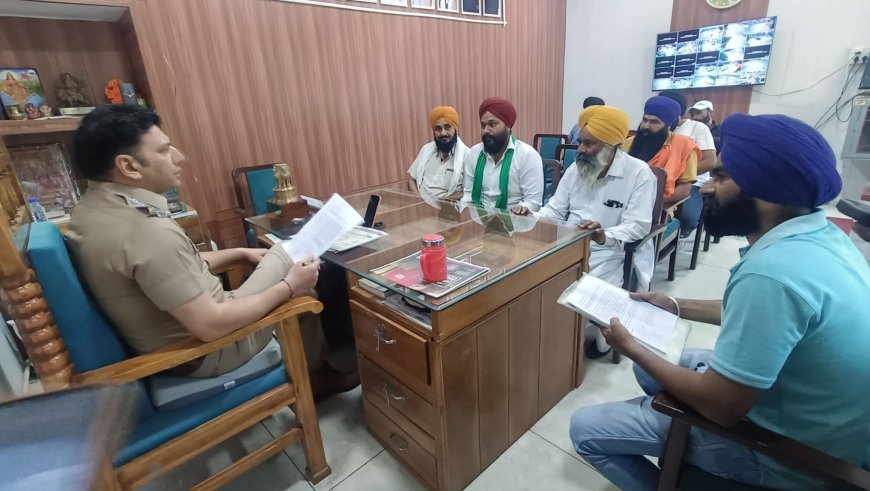 Bajpur: भूमि विवाद को लेकर किसान ने कोतवाल को सौंपा शिकायती पत्र, पैमाइश कराने की उठाई मांग।