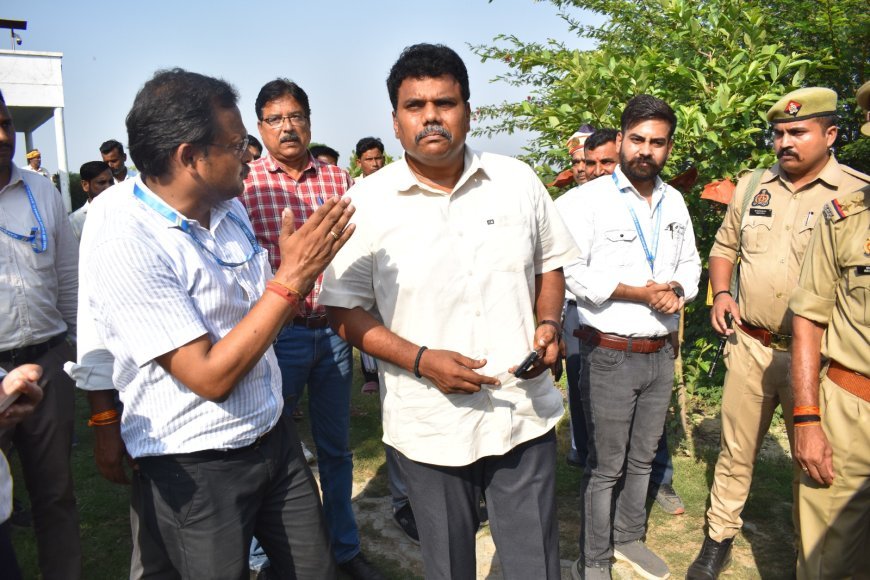 Sitapur : जिलाधिकारी डॉ. राजा गणपति आर ने कृषि विज्ञान केंद्र कटिया में विकास कार्यों का जायजा लिया