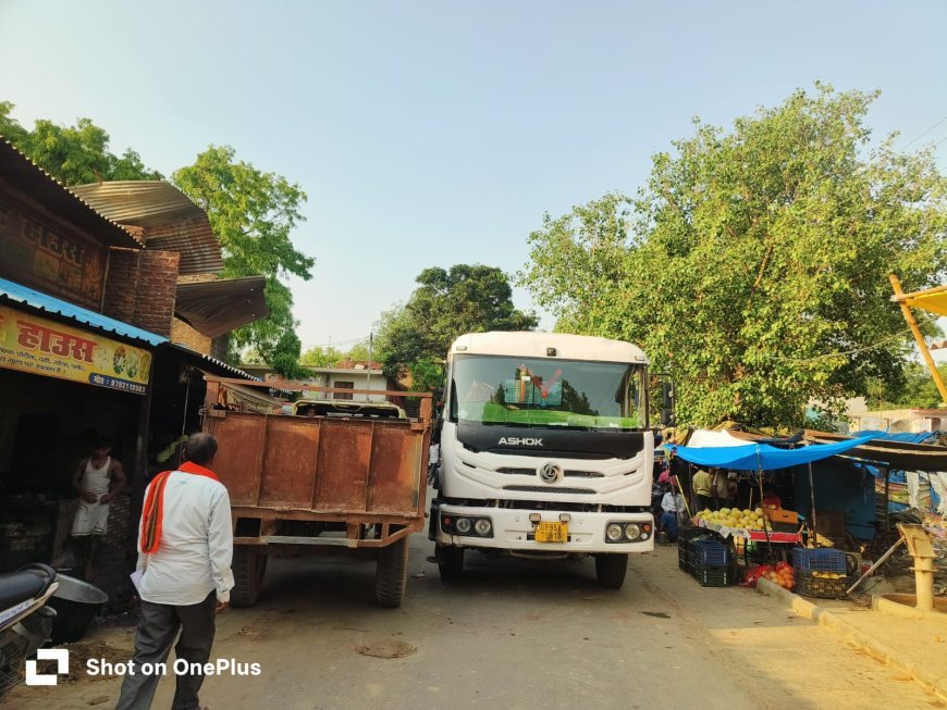 Sitapur : मधवापुर चौराहे पर डम्पर खराब होने से लगा लंबा जाम, राहगीर बेहाल