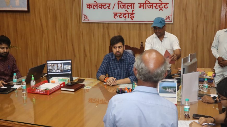 Hardoi : जिलाधिकारी ने जनसुनवाई में सुनीं 60 शिकायतें, निस्तारण के दिए निर्देश
