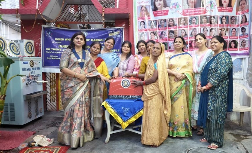 Hardoi: भीषण गर्मी में राहत: इनर व्हील क्लब ऑफ हरदोई डीओडी ने मंदिर परिसर में लगाया वाटर कूलर, जरूरतमंद महिला को दी सिलाई मशीन। 