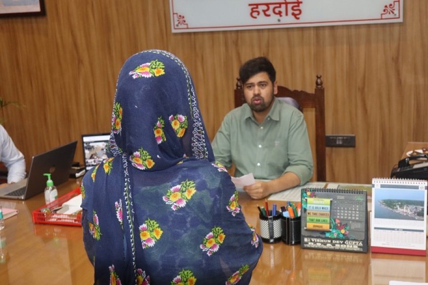 Hardoi: डीएम अनुनय झा ने जनसुनवाई में सुनीं 49 शिकायतें, त्वरित निस्तारण के दिए निर्देश।