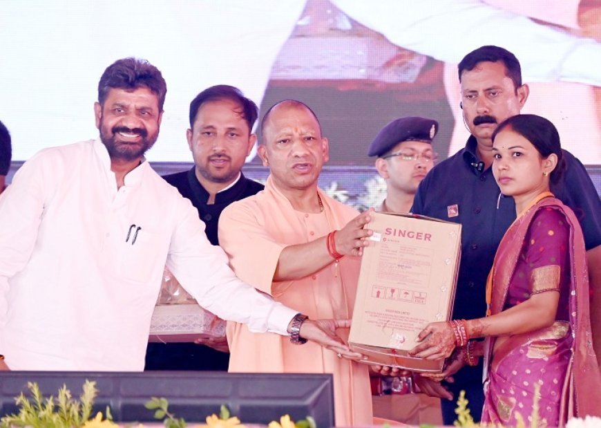 महराजगंज में मुख्यमंत्री का बड़ा तोहफा: लाभार्थियों को बांटे स्वीकृति पत्र, चेक और टूलकिट।