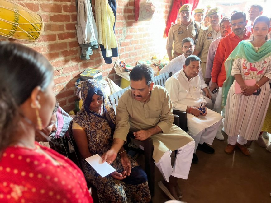 Hardoi : आकाशीय बिजली की चपेट में आने से बच्ची की मौत, प्रभारी मंत्री ने पीड़ित परिवार को दी चार लाख रुपये की आर्थिक सहायता