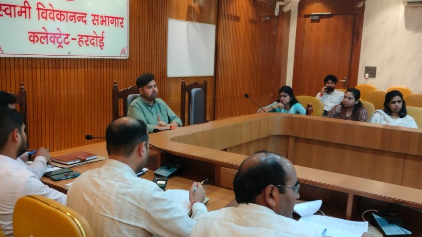 Hardoi : राजस्व वसूली में लापरवाही पर भड़के जिलाधिकारी, लक्ष्य पूरा न होने पर दी कार्रवाई की चेतावनी