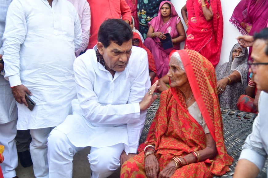 Lucknow : भदोही में आंधी-तूफान प्रभावितों से मिले प्रभारी मंत्री ए.के. शर्मा, पीड़ितों को बांटे राहत सहायता के चेक, अम्मा के आंसू पोछे