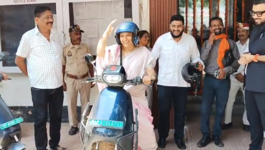 Ballia: सादगी और अनुशासन की मिसाल: विकास भवन समीक्षा बैठक में एक ही गाड़ी से पहुंचे तीन मंत्री, विधायक देतकी सिंह स्कूटी से पहुंचीं। 
