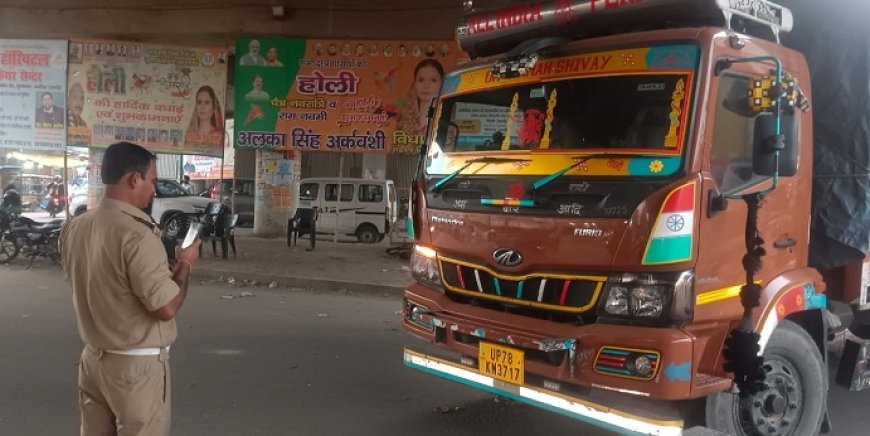Hardoi: संडीला यातायात पुलिस का अभियान तेज, 20 ई-चालान कर वसूला 28 हजार रुपये सम्मन शुल्क। 