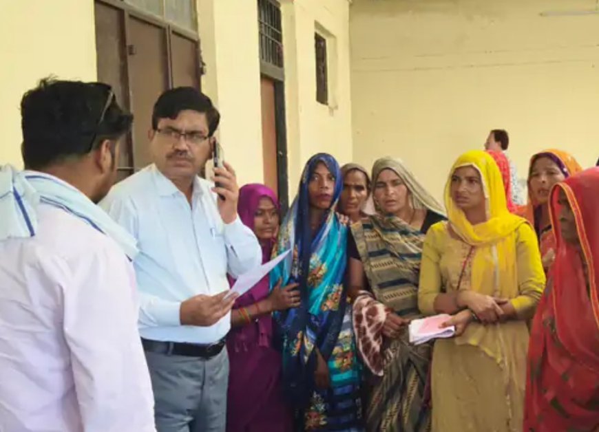 Hathras: स्वीकृत नाली निर्माण पर अवैध कब्जा रूकवाने की एसडीएम से शिकायत। 