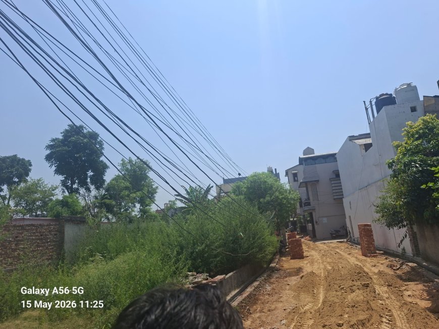 Deoband : दुर्गा कॉलोनी में लटकते बिजली के तारों से हादसे का खतरा, निवासियों ने एसडीओ को दिया ज्ञापन
