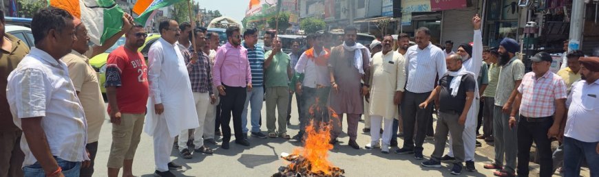 Bajpur : बढ़ती महंगाई और ईंधन के दामों के खिलाफ कांग्रेस का प्रदर्शन, बेरिया तिराहे पर फूंका केंद्र सरकार का पुतला
