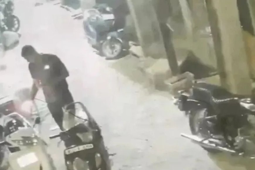 फरीदाबाद में कुत्ते के विवाद ने लिया बेहद हिंसक रूप, पड़ोसी ने गुस्से में आकर घर के बाहर खड़ी दोपहिया गाड़ी को पेट्रोल छिड़ककर फूंका।