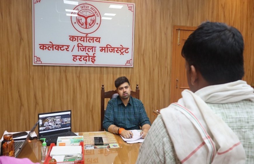 Hardoi: जनता मिलन में उमड़ी फरियादियों की भीड़, डीएम अनुनय झा ने अधिकारियों को दिए सख्त निर्देश। 